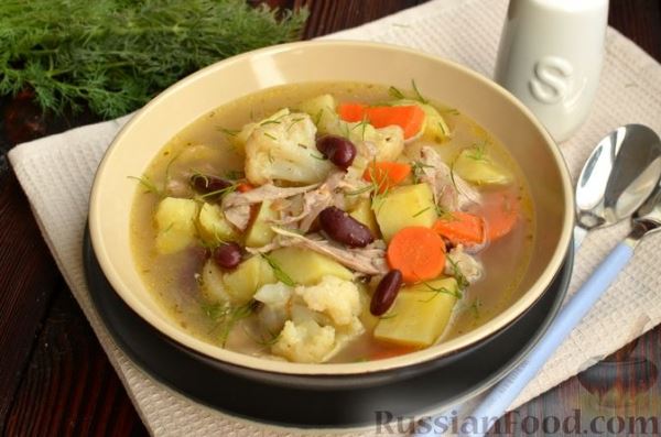 Густой куриный суп с цветной капустой, сельдереем и фасолью
