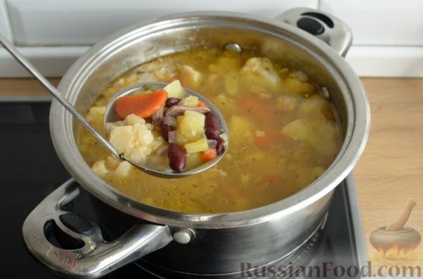 Густой куриный суп с цветной капустой, сельдереем и фасолью
