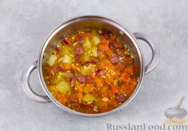 Густой суп с овощами и колбасками