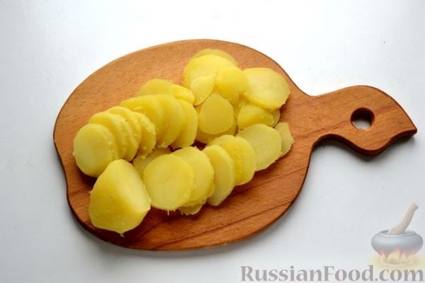 Картофель, запечённый с килькой в томате