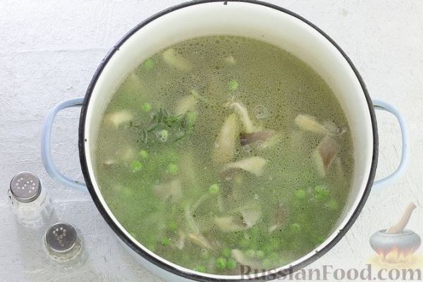 Куриный суп с вёшенками и зелёным горошком