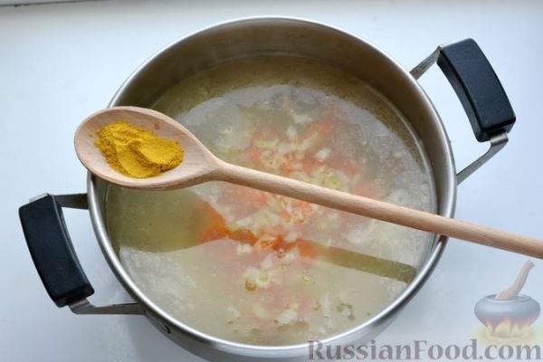 Куриный суп со сметаной и манными клёцками со шпинатом