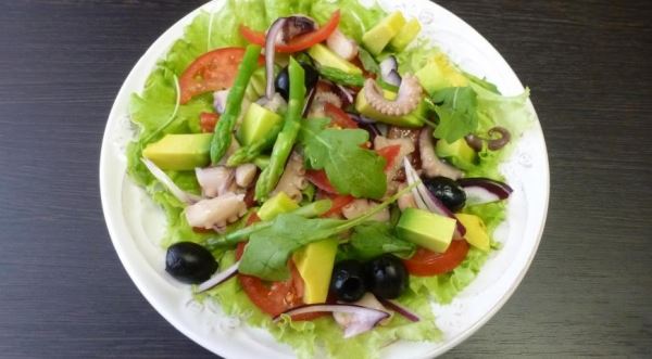 Овощной салат с осьминогом
