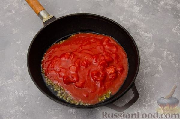 Пирог "Ель" из слоёного теста, с томатным соусом и сыром