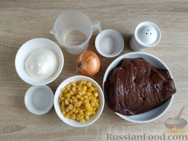 Салат с говяжьей печенью, кукурузой и маринованным луком
