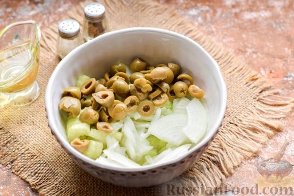 Салат с консервированной фасолью, сельдереем, оливками и луком
