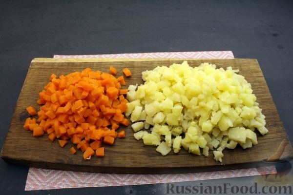 Салат с курицей, морковью, картофелем и черемшой