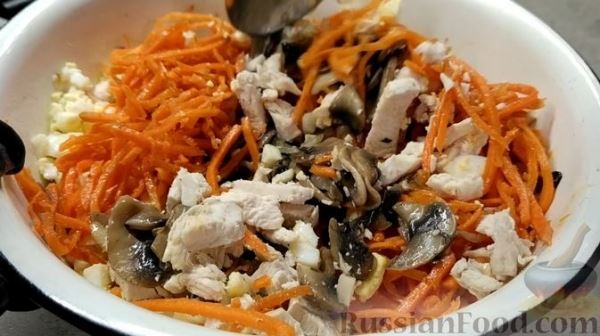 Салат с курицей, шампиньонами и морковью по-корейски