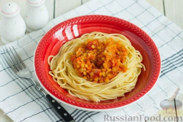 Спагетти с соусом из чечевицы и овощей