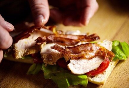 Теплый сэндвич с куриной грудкой и беконом