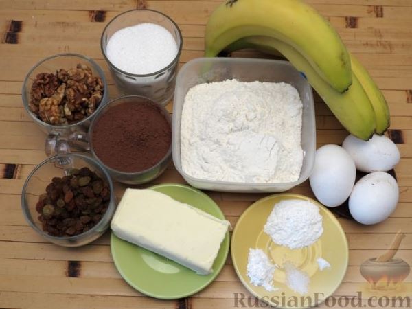 Бананово-шоколадный пирог с орехами и изюмом