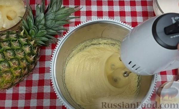 Бисквитный пирог с творожной начинкой и ананасом