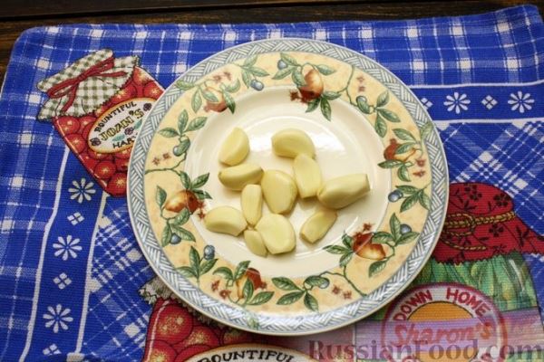 Дрожжевые пирожки с фасолью и чесночным соусом (в духовке)