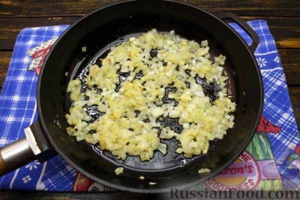 Дрожжевые пирожки с фасолью и чесночным соусом (в духовке)