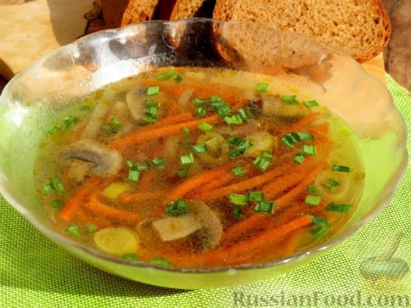 Грибной суп с морковной "лапшой" и луком-пореем