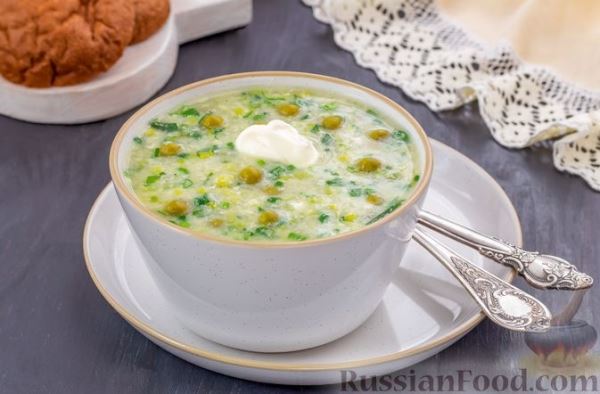 Картофельный суп с черемшой, консервированным горошком и яйцами
