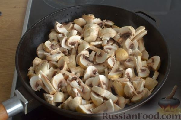 Макароны, запечённые с грибами в сметанно-чесночном соусе и сыром