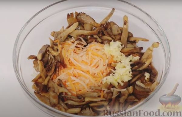 Острый салат с грибами вёшенками, редькой дайкон и морковью