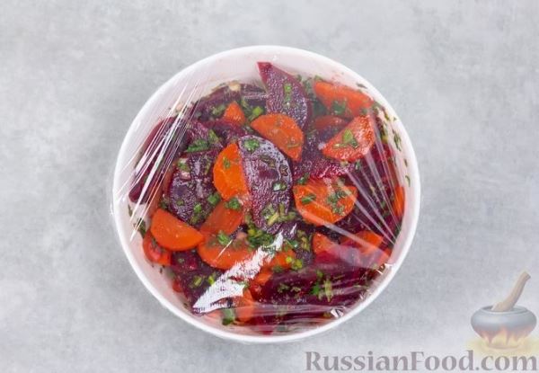 Салат из варёной моркови со свёклой и зеленью