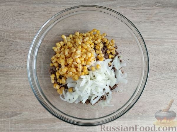 Салат с говяжьей печенью, кукурузой и маринованным луком