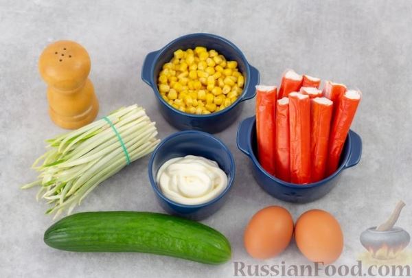 Салат с крабовыми палочками, черемшой, кукурузой и огурцом