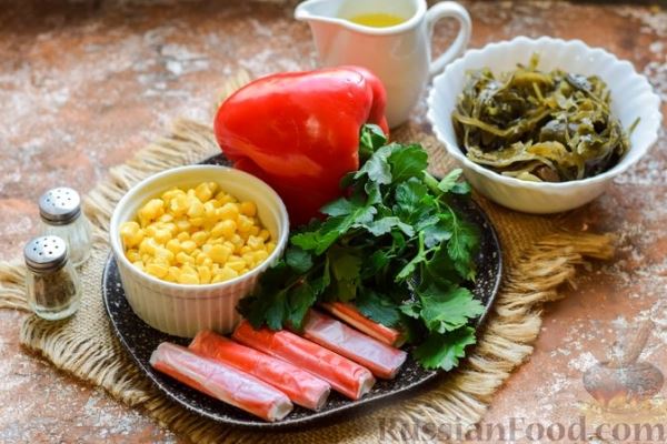 Салат с крабовыми палочками, морской капустой, кукурузой и болгарским перцем
