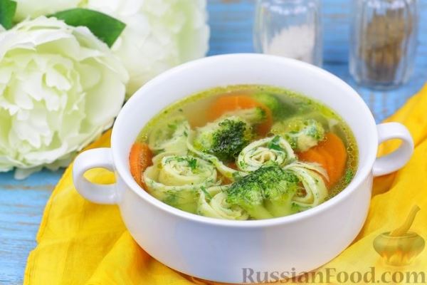 Суп с брокколи, зелёным горошком и яичными блинчиками