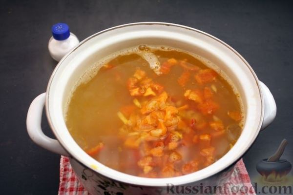 Суп с курицей, булгуром, помидорами и сладким перцем