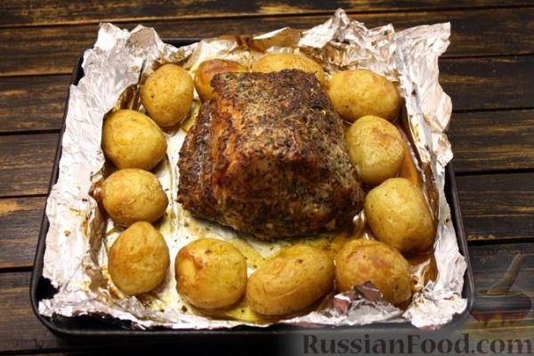 Свиная лопатка, запечённая с картофелем