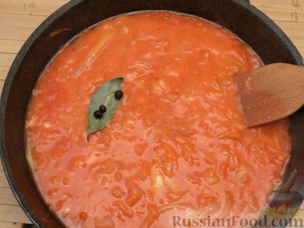 Тефтели из индюшатины, с пекинской капустой, тушенные в томатно-сметанном соусе